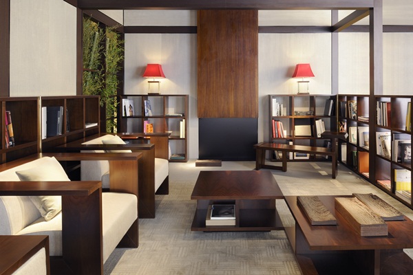 以位於潘特勒里亞島上，Armani先生的Villa為設計背景